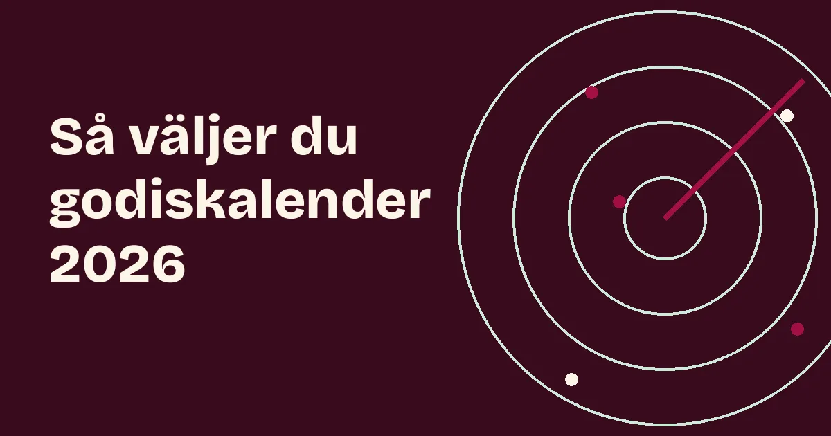 Julkalender med luckor, choklad och lakrits på ett bord