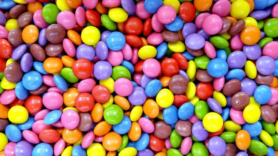 Många färgglada chokladlinser tätt intill varandra