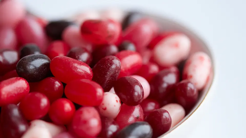 Skål med röda, vita och mörka gelébönor