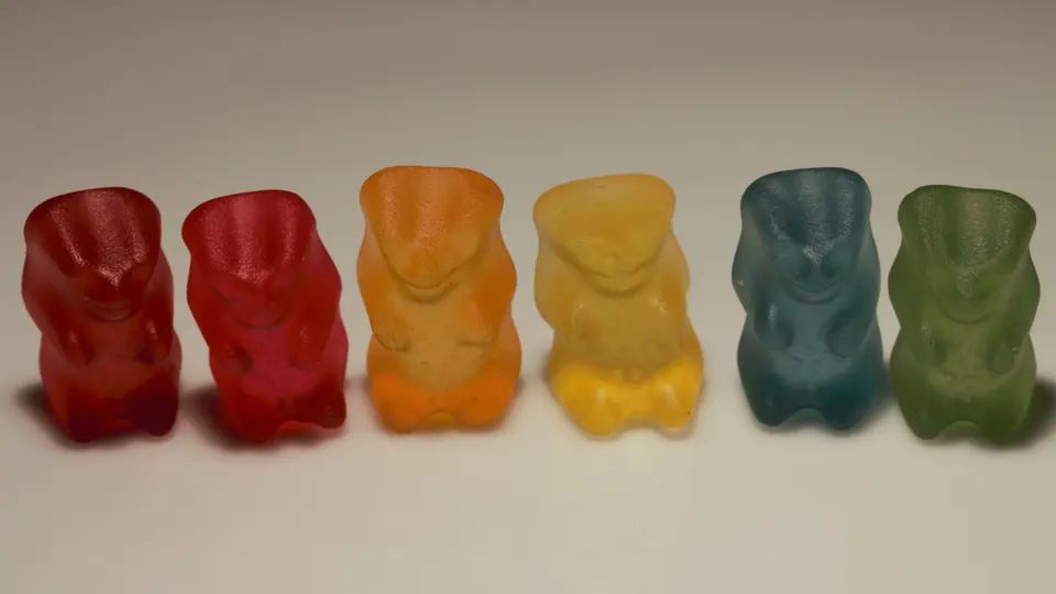 Sex gelébjörnar på rad i olika färger