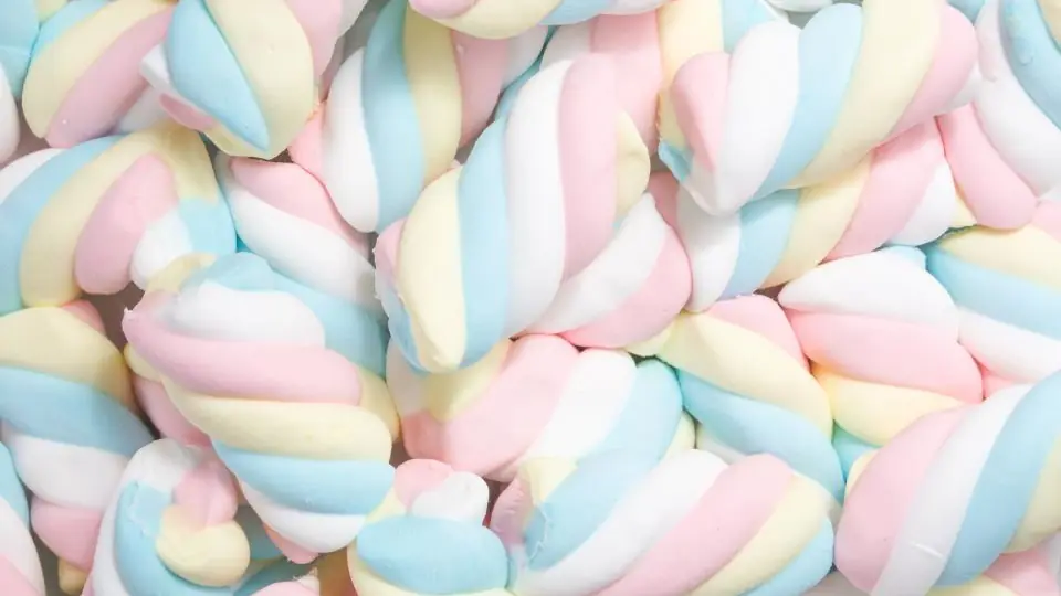 Vridna marshmallows i pastellfärger