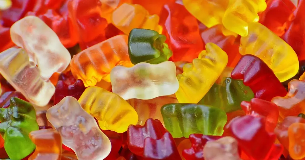 Brokig hög med gelébjörnar i många färger, som ofta gömmer sig bakom luckorna